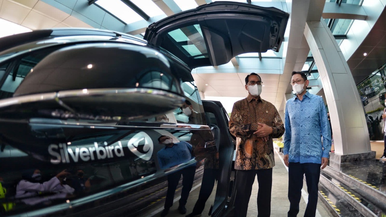 Jajal Taksi Tesla Besutan BlueBird, Begini Respon Menhub Budi Karya (foto: MNC Media)