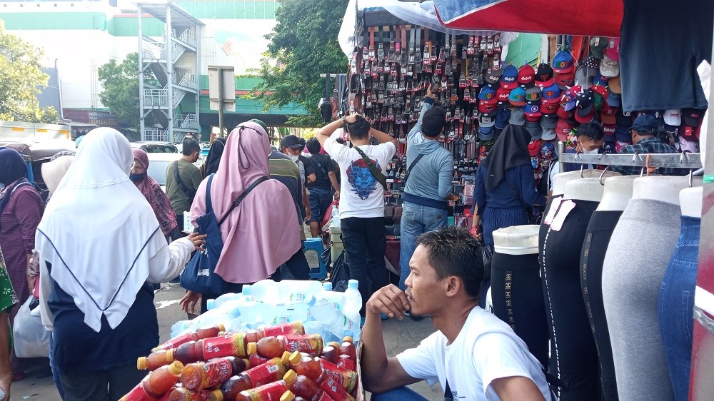 Seminggu Jelang Ramadan, Pasar Kaget depan Stasiun Tanah Abang Dibanjiri Pengunjung . (Foto: MNC Media)