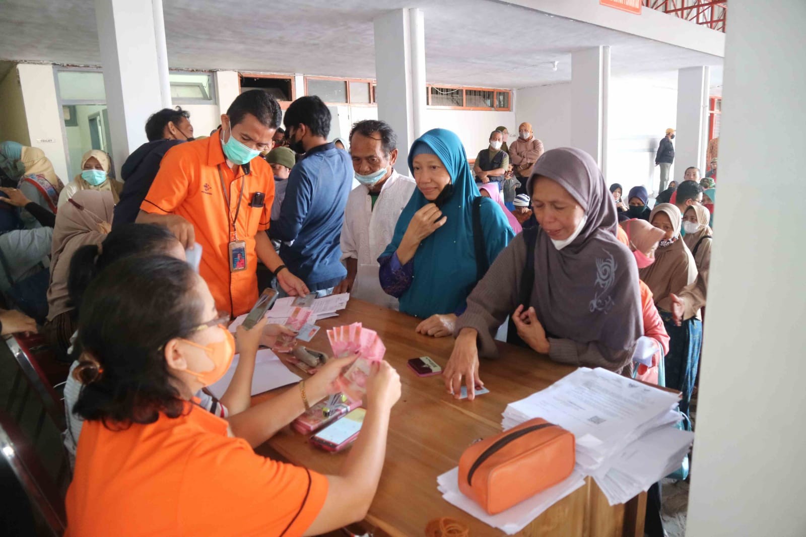 Dinsos Bojonegoro Cairkan BLT Minyak Goreng Bagi 111.643 KPM. (Foto: MNC Media)