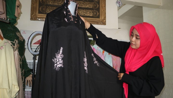 Jelang Lebaran, Pesanan Perajin Mukena dan Kerudung Sulam di Malang Naik 100 Persen  (Dok.MNC)