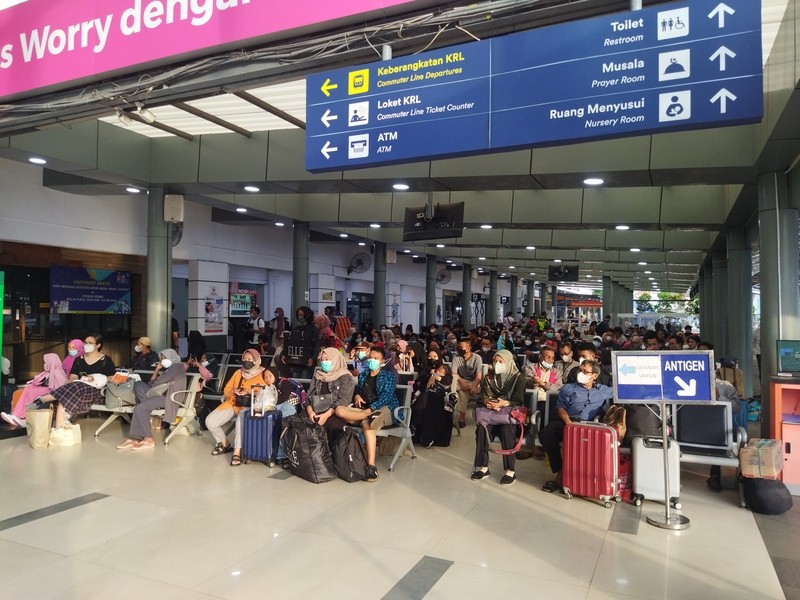 H-6 Lebaran Stasiun Pasar Senen Dipadati Pemudik, KAI Operasikan 28 Kereta (Dok.MNC)