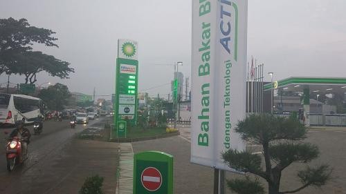Harga bahan bakar minyak (BBM) milik BP-AKR juga mengalami penurunan pada hari ini, Rabu (1/11/2023). 