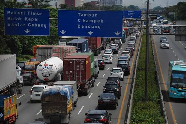 84.234 Kendaraan Padati Kawasan Gerbang Tol Cikampek Utama (foto: MNC Media)