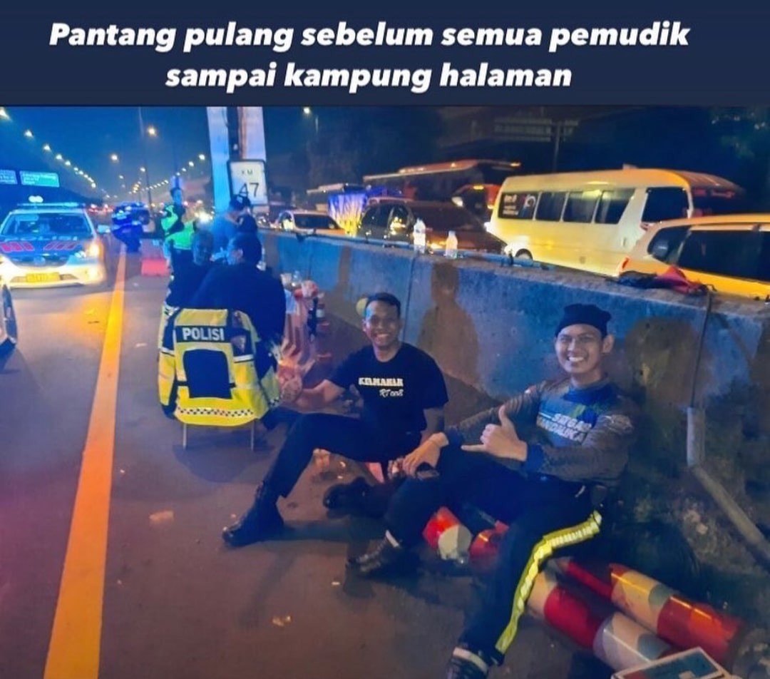 Polisi Istirahat di Pinggir Tol, ‘Pantang Pulang Sebelum Pemudik Sampai Kampung Halaman’. (Foto: Instagram @pjrtolcikampek)