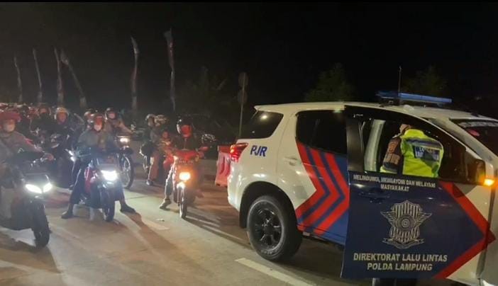 Beri Rasa Aman, Pemudik Motor Dikawal oleh Satgas Kawal Mudik Polda Lampung Sampai Tujuan. (Foto: MNC Media)