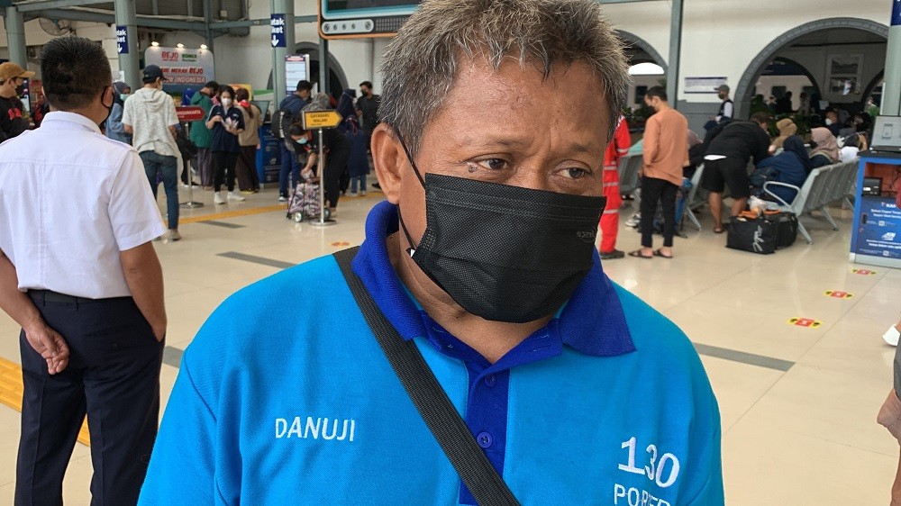 Arus Mudik Melonjak di 2022, Porter Barang di Stasiun Kereta Api Raup Cuan hingga Rp300 Ribu