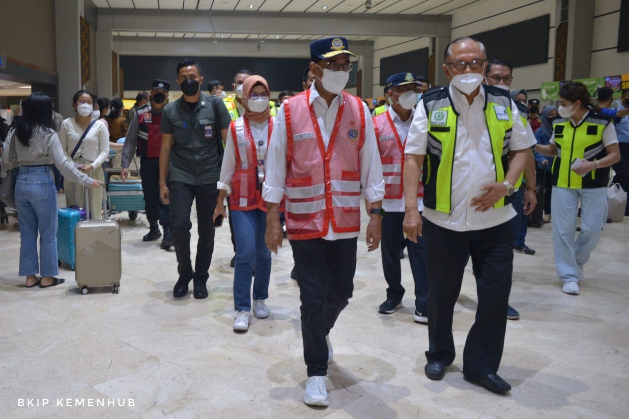 Pantau Bandara Soetta Jelang Lebaran, Menhub Budi Sebut Jumlah Penumpang Naik Dibanding 2019