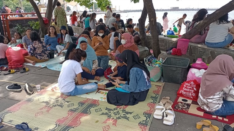 Ongkos Mudik Mahal, Keluarga Asal Medan Ini Pilih Liburan ke Ancol. (Foto: Yohannes Tohap/MPI)
