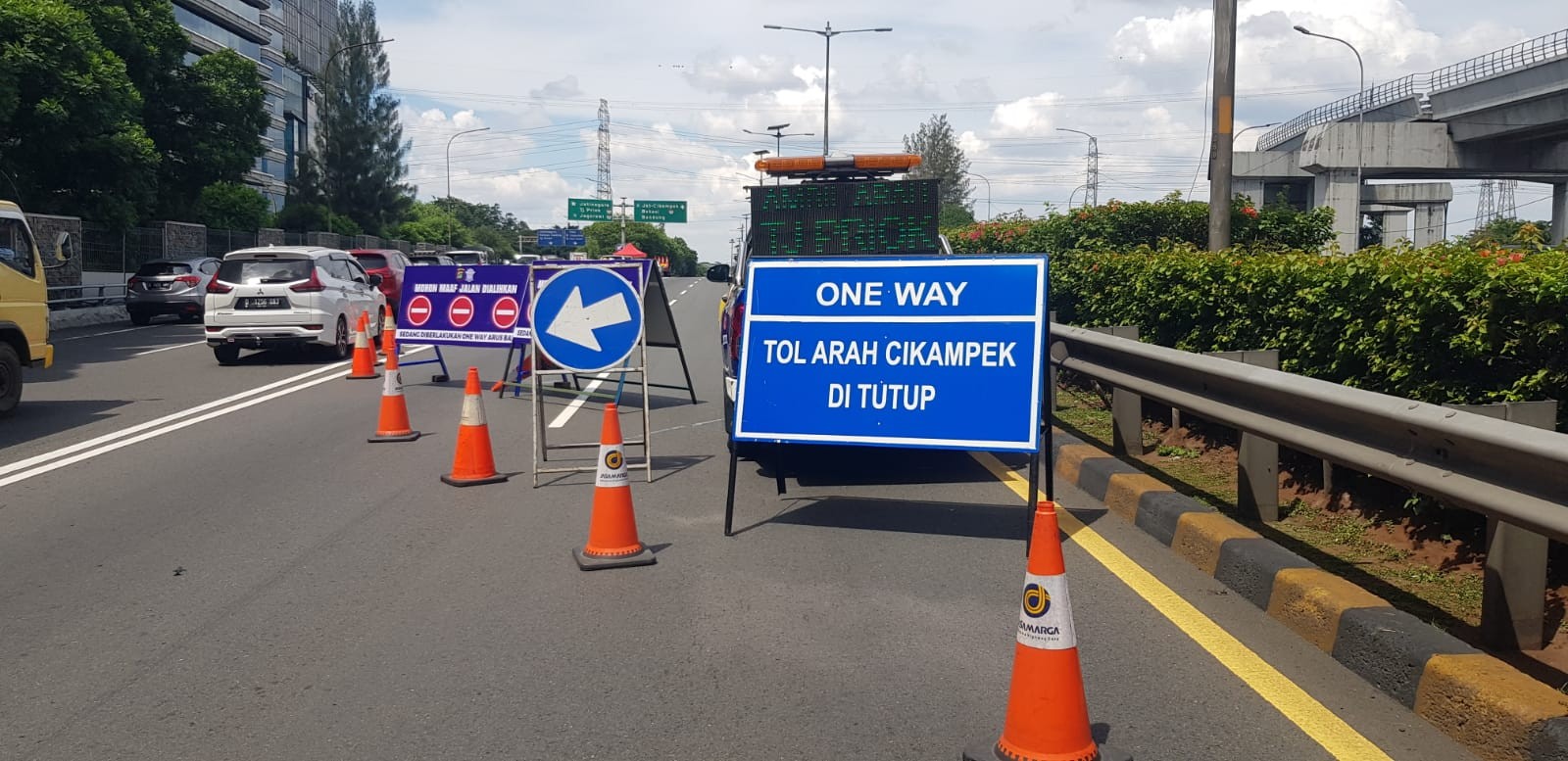 Imbas One Way Tol Japek-Tol Dalkot, Lalin Simpang Susun Cawang Arah Cikampek Dialihkan (Dok.MNC)