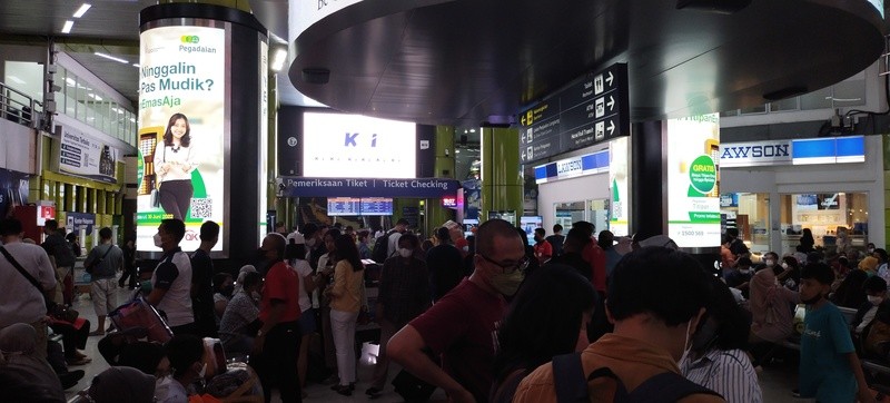 Pemudik Arus Balik Tampak Padati Stasiun Gambir Malam Ini (Dok.MNC)