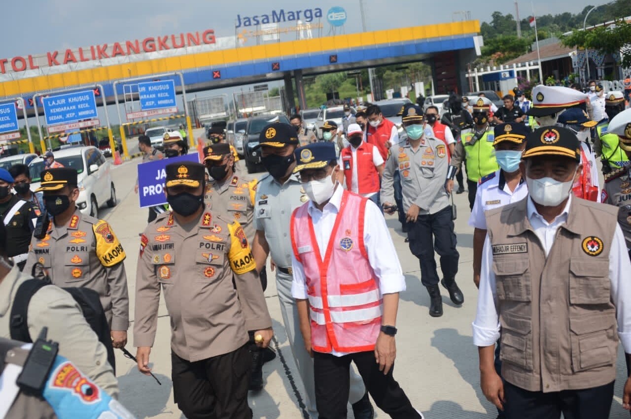 Puncak Arus Balik, Menhub Tinjau Rekayasa Lalin di GT Kalikangkung (Dok.Kemenhub)