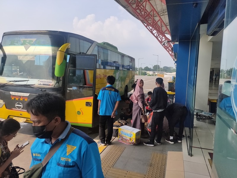 1.764 Penumpang Bus AKAP Baru Tiba dari Jawa di Terminal Pulogebang. (Foto: MNC Media)