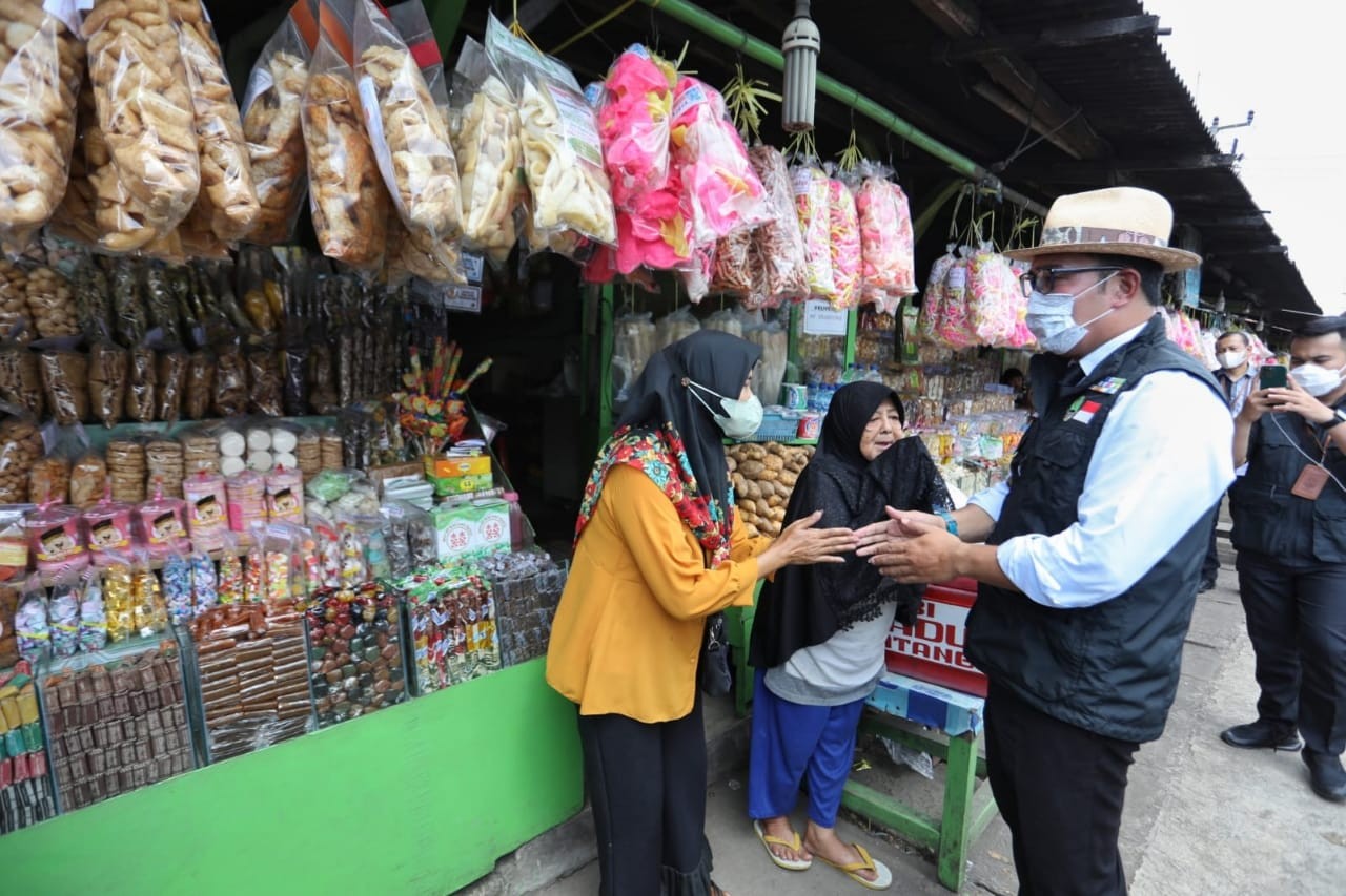 Gubernur Jabar, Ridwan Kamil saat meninjau arus balik di Pos Terpadu Mudik Lebaran Limbangan, Kabupaten Garut, Jumat (6/5/2022).