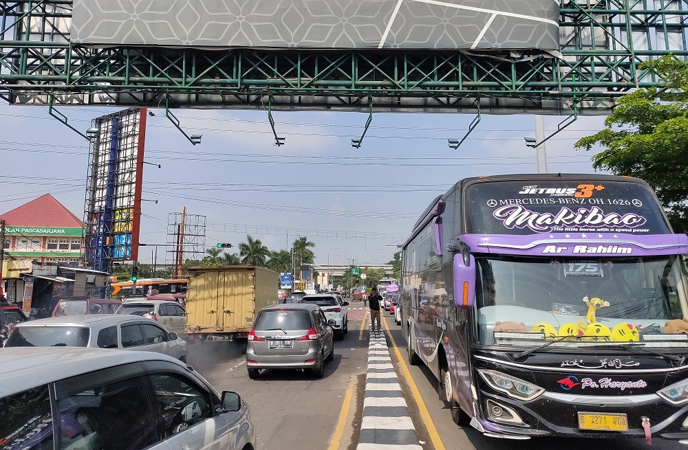 Halal Bihalal Terganggu, Warga Bekasi Keluhkan Macet Imbas One Way Arus Balik