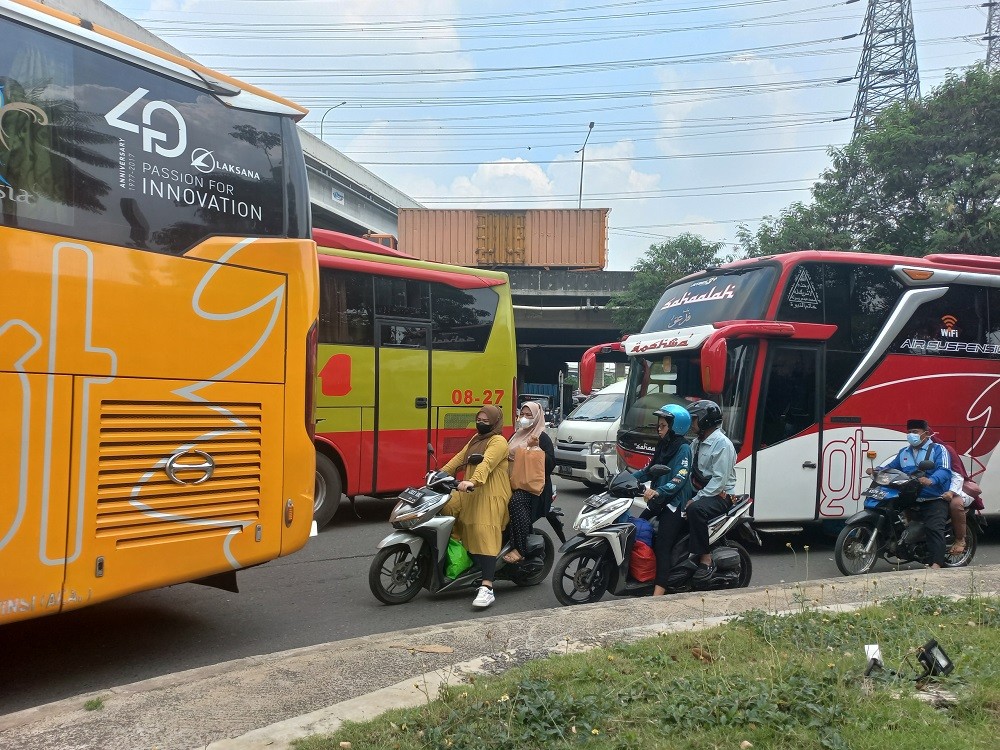Imbas Arus Balik, Warga Keluhkan Macet Berjam-jam di Jalur Arteri Kalimalang