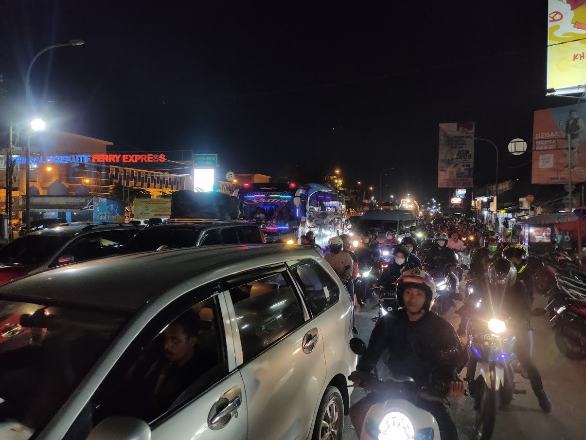 Puncak Arus Balik, Lalu Lintas di Luar Pelabuhan Merak Padat Merayap. (Foto: Tino Satrio/MPI)