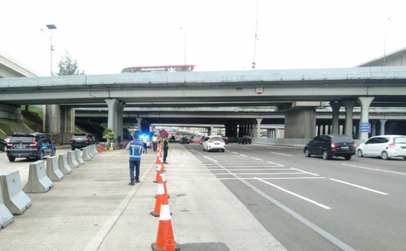 Memasuki long weekend yang jatuh pada hari ini membuat ruas tol Jakarta-Cikampek KM 48 mengalami kemacetan.
