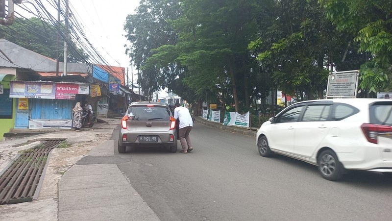 Terjebak Macet di Kalimalang, Warga Ini Turun Mobil untuk Beli Makan dan Minum. (Foto: MNC Media)