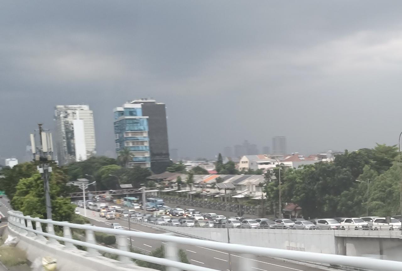Tol Dalam Kota Macet Parah, Antrean Mobil Lebih dari 15 Km. (Foto: Iqbal Dwi Purnama/MPI