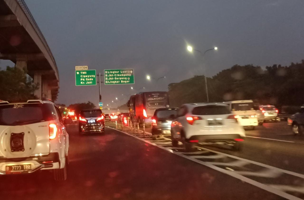 Padat Merayap, Polisi Tutup Akses Menuju Tol Jagorawi dari Cawang. (Foto: Iqbal Dwi PurnamaMPI)