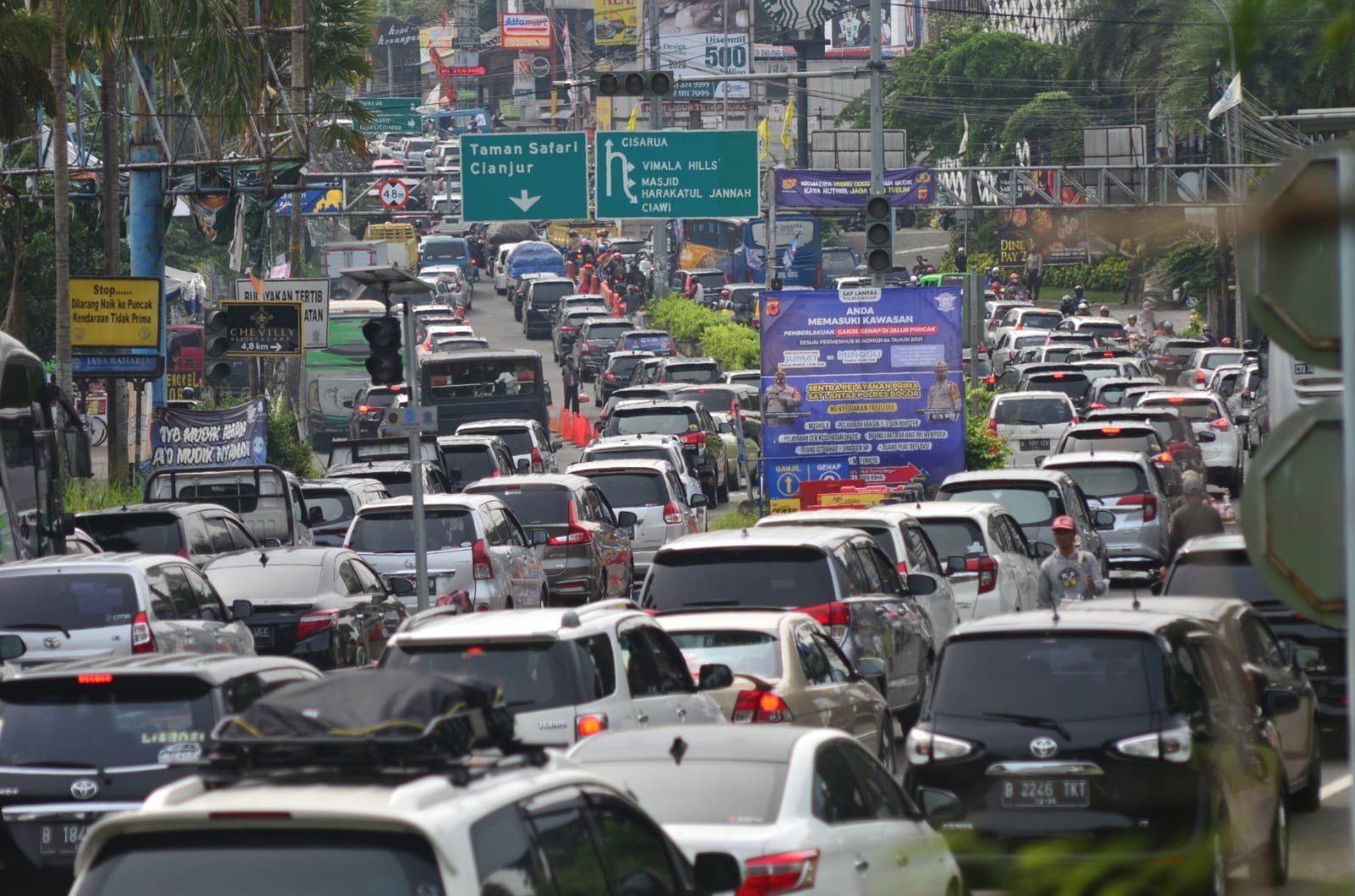 Volume kendaraan di Jalur Puncak, Kabupaten Bogor pagi ini terpantau mengalami peningkatan.