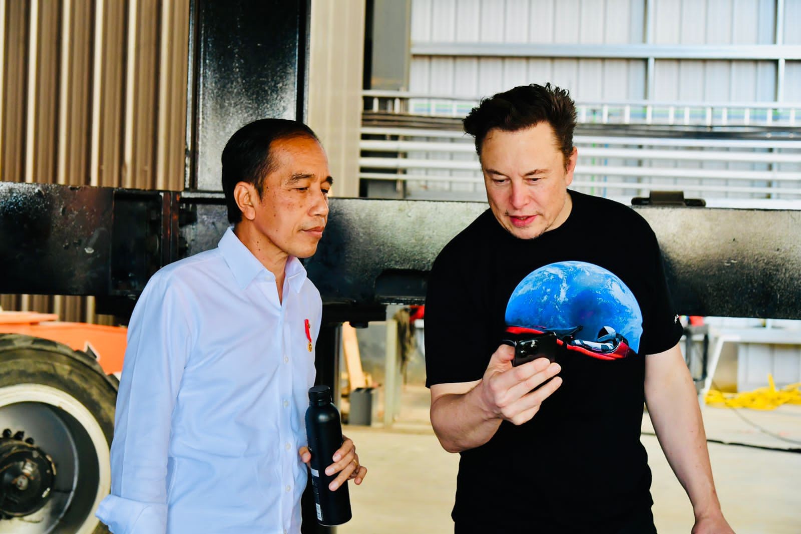 Elon Musk Pakai Kaos Oblong Didatangi Jokowi. (Foto: MNC Media)