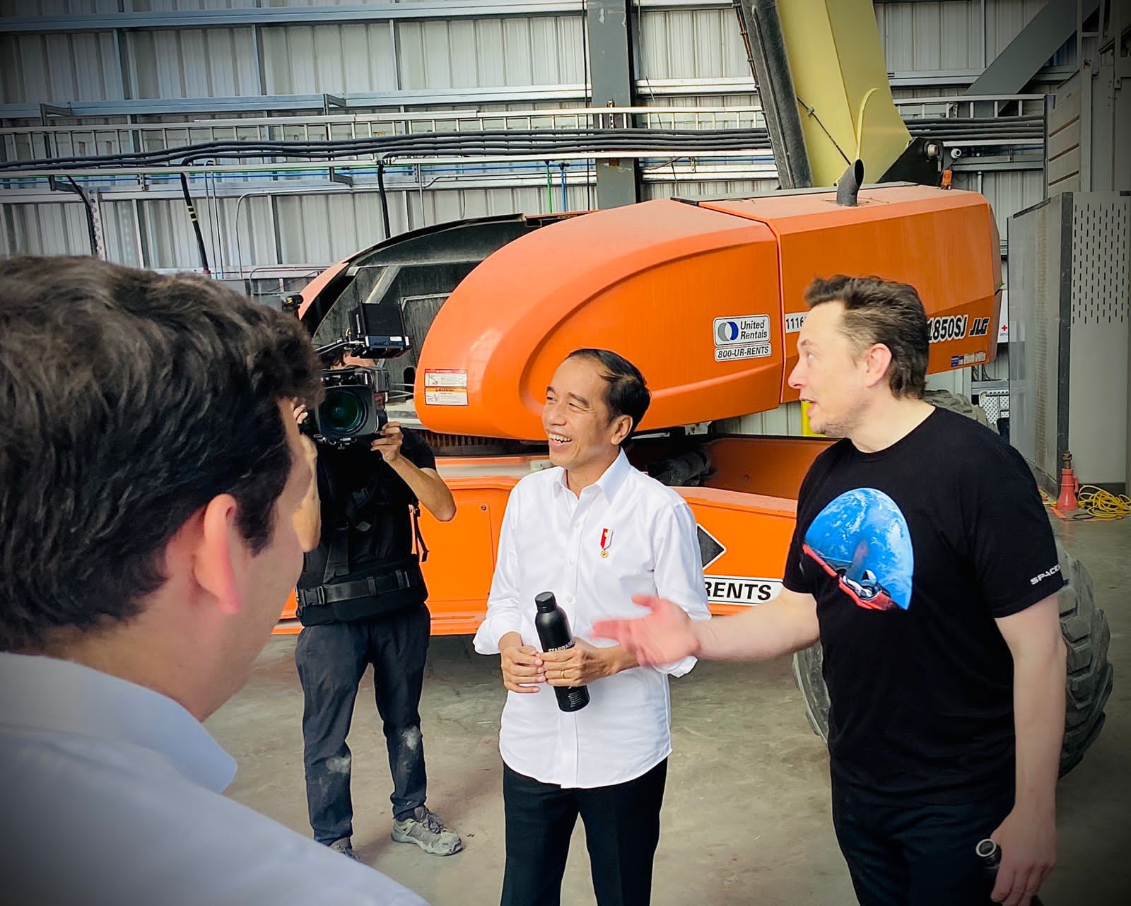 Bertemu Elon Musk, Jokowi Disanjung Netizen Karena Pakai Sepatu Lokal (FOTO:MNC Media)