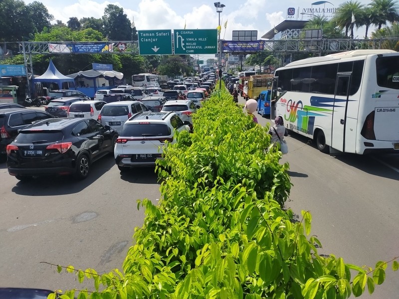 Arus lalu lintas menuju kawasan Puncak, Kabupaten Bogor sedang diberlakukan sistem satu arah atau oneway.