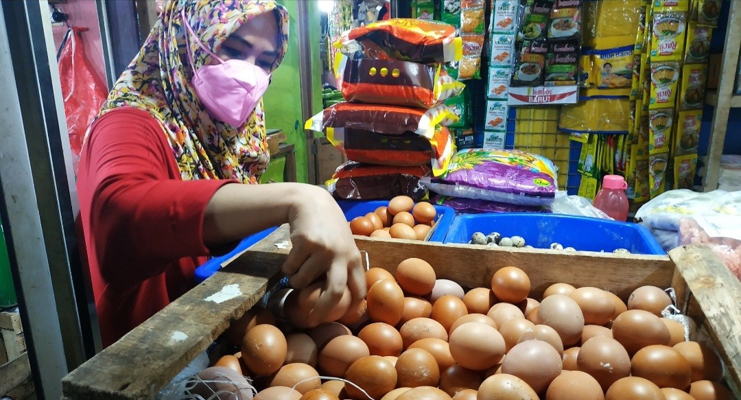 Harga Telur Ayam Naik Jadi Rp27 Ribu per Kilogram, Pedagang: Banyak yang Kaget (FOTO:MNC Media)
