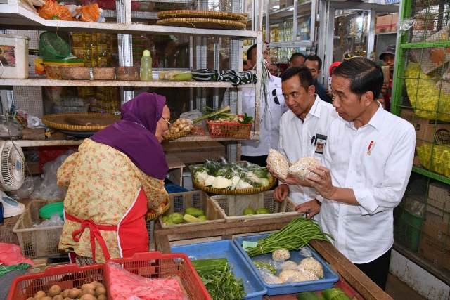 Jokowi Tanya Harga Minyak, Ibu Iriana Justru Borong Sayuran di Pasar Muntilan. (Foto: MNC Media)