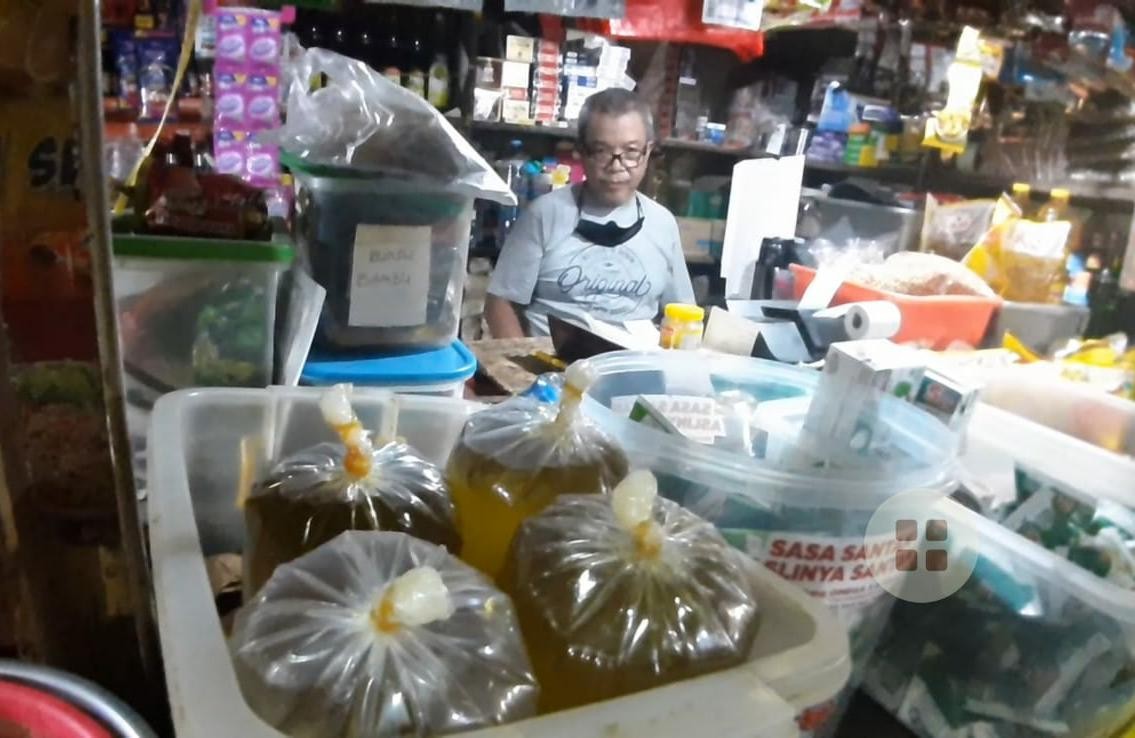 Masih Jual Minyak Goreng Curah Harga HET, Keuntungan Pedagang Tipis. (Foto: MNC Media)