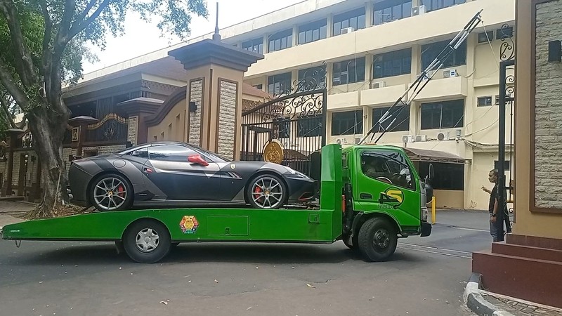 Diangkut Truk, Mobil Ferrari Indra Kenz Kembali Disita Bareskrim (Dok.Ist)