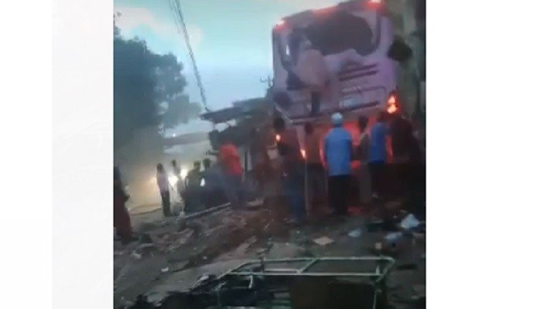 Diduga Hilang Kendali, Bus Tabrak Mobil dan Rumah di Ciamis. (Foto: MNC Media)