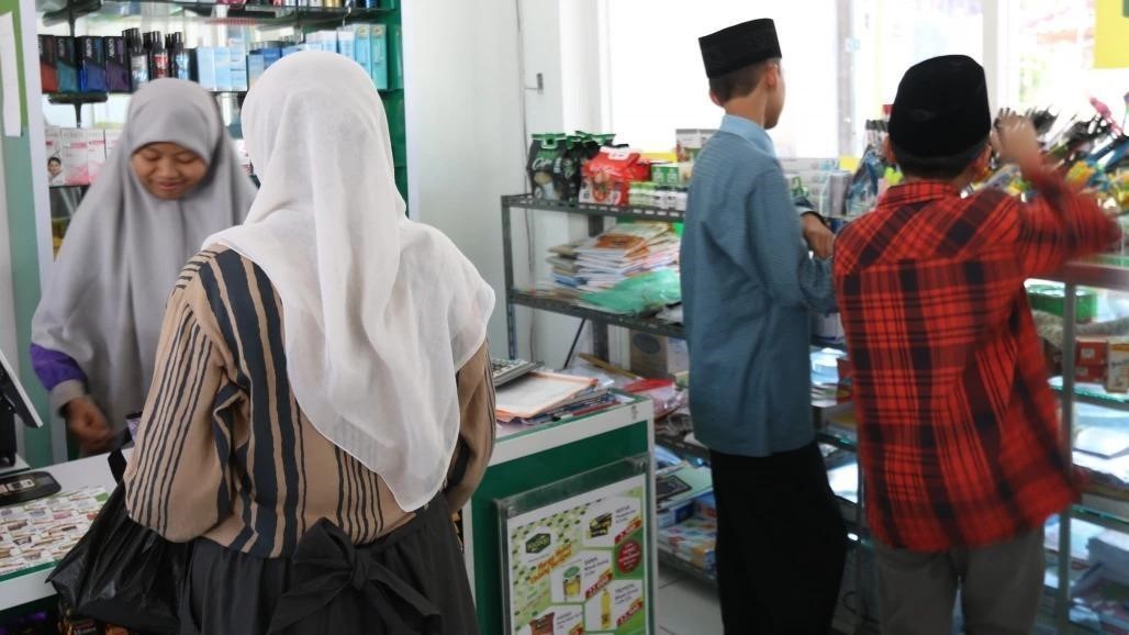 Apabila aset lancar sebuah toko, warung, atau swalayan mencapai nisab 85 gram emas dan berlalu satu tahun (haul), maka zakatnya adalah 2,5%. (Foto: ACT)