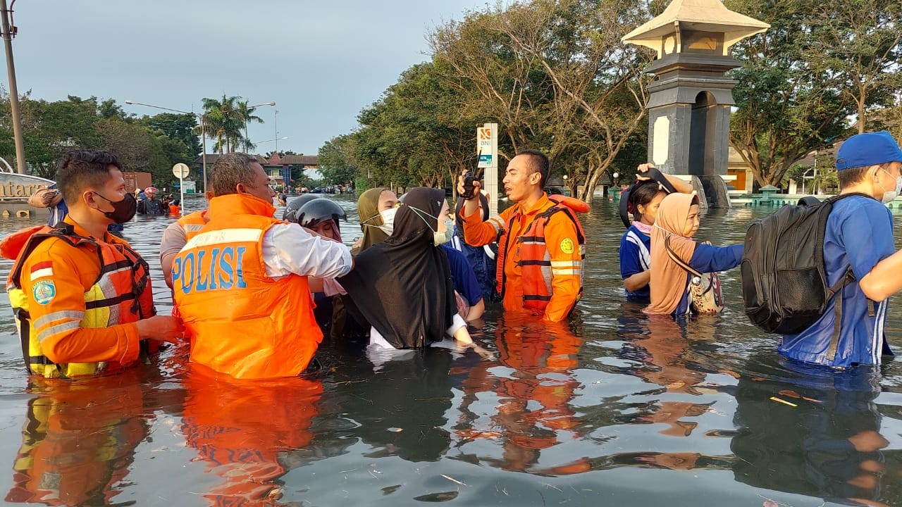 Pantura Banjir Rob, BMKG Ungkap Dua Faktor Penyebabnya (Dok.Polda Jateng)