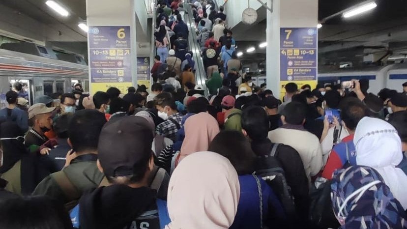 Pengguna KRL di Stasiun Manggarai Membeludak, Begini Kata KAI Commuter (foto: MNC Media)