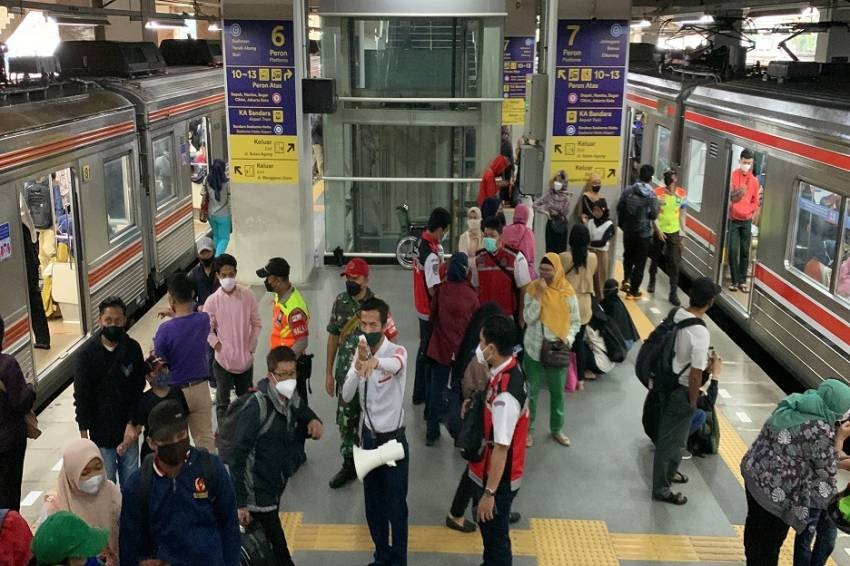 Rute KRL Resmi Berubah, Warga: Transit Perjalanan Jadi  Lama, Kasihan yang Mau Kerja (foto: MNC Media)