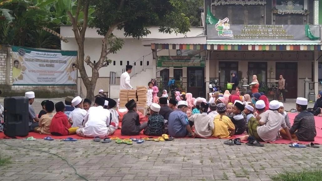 Buka bersama dan distribusi iftar ACT di Pondok Pesantren Manbaul Ulum Bedanten, Kabupaten Gresik. (Foto: MNC Media)