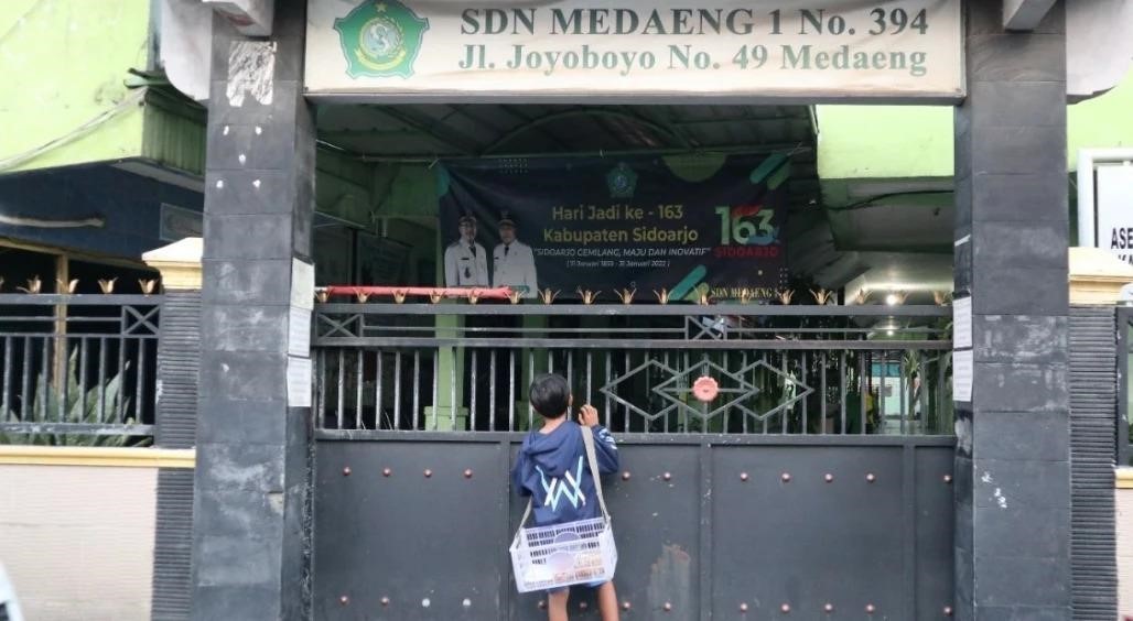 Akbar saat melihat sekolah. Akbar terpaksa putus sekolah akibat kondisi ekonomi keluarga. (Foto: ACT)