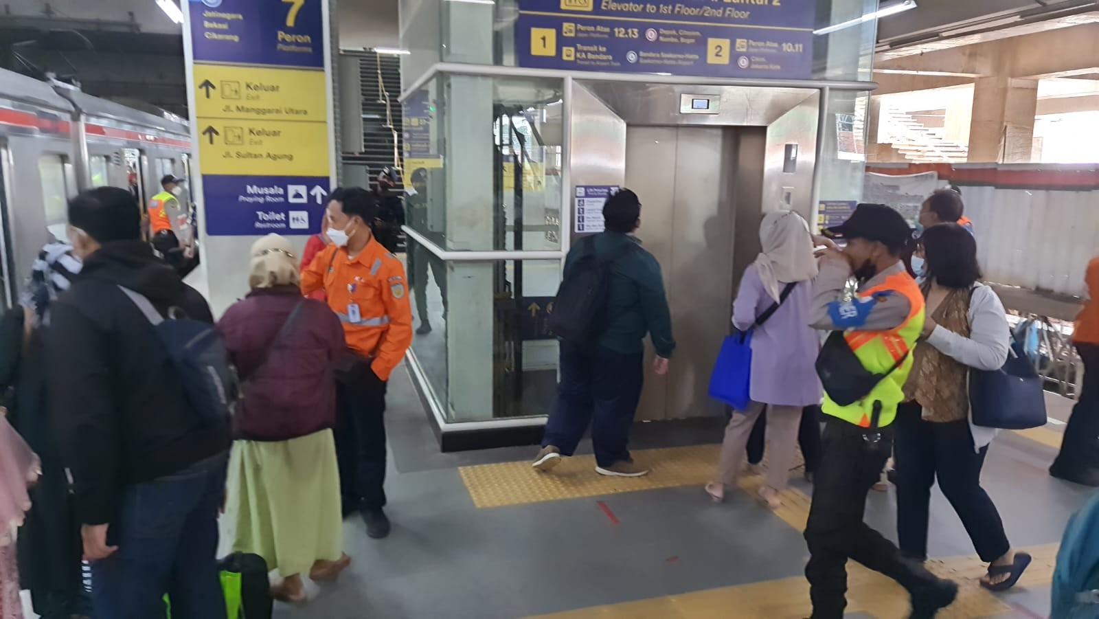 Imbas Penumpukan Penumpang, KAI Tambah Peron di Stasiun Manggarai (FOTO:MNC Media)