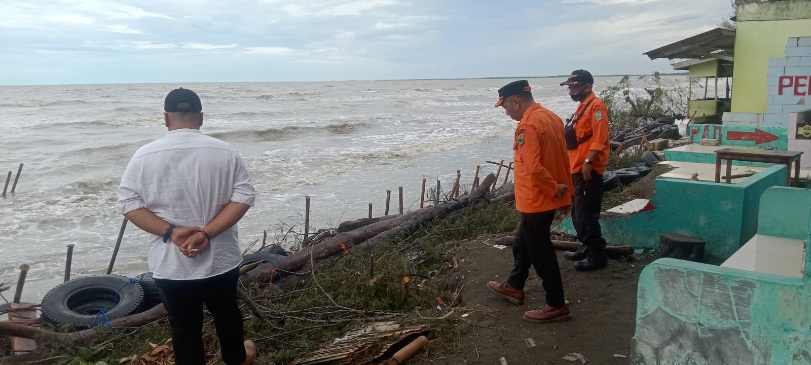 Banjir Rob Terjang Dua Desa di Karawang, Jalan Terbelah dan Tanggul Rawan Jebol (Dok.MNC)
