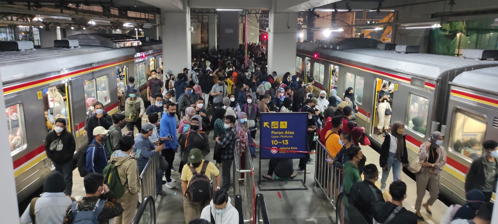 Lebaran Kian Dekat, Penumpang Tujuan Tanah Abang Mendominasi KRL. (Foto: MNC Media)