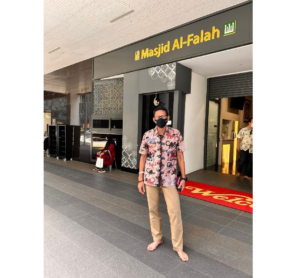 Sandiaga Salahuddin Uno menyempatkan diri untuk shalat Dzuhur di Masjid Al-Falah, Selasa (31/5/2022).