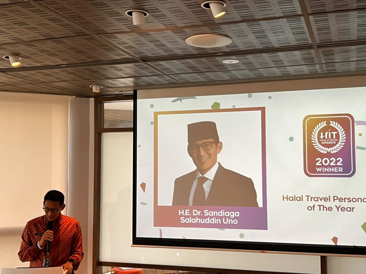 Sandiaga Uno Raih Penghargaan Halal Travel Personality of The Year (FOTO: MNC Media)
