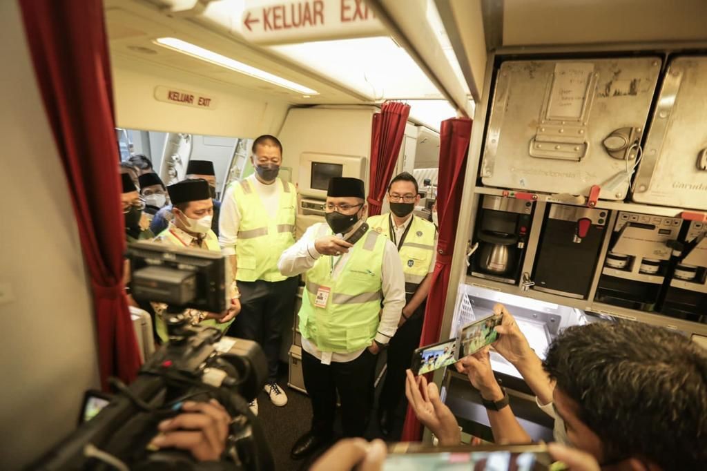 Yaqut Cholil Qoumas memberikan simbiolis bunga kepada perwakilan jamaah haji asal Jawa Barat yang hendak berangkat menunaikan ibadah haji dari Terminal 2F.