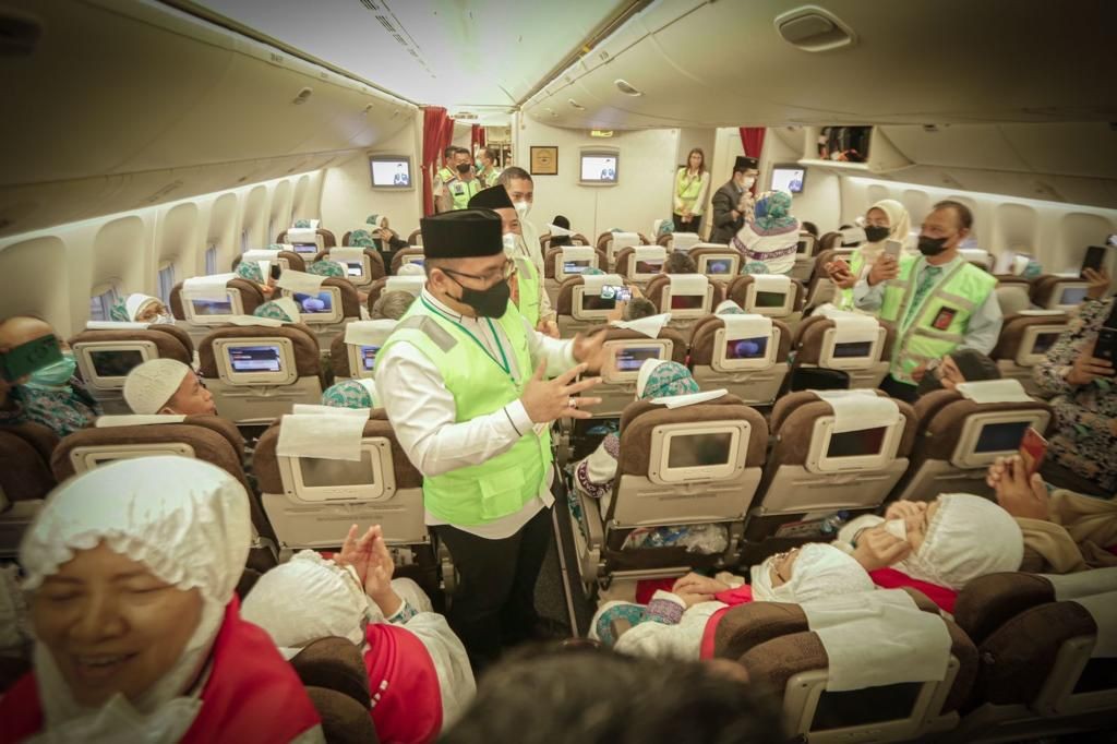 Keberangkatan calon jamaah haji kloter pertama dilepas langsung oleh Menteri Agama Yaqut Cholil Qoumas pada Sabtu (4/6/2022).