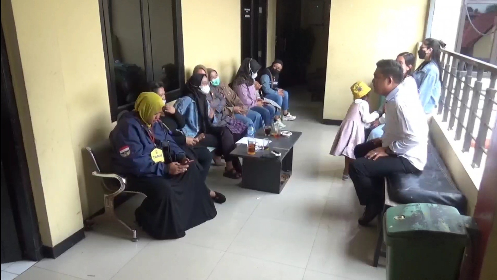 Puluhan Emak-emak Kena Tipu Arisan Bodong, Kerugian Ditaksir Tembus Rp2 Miliar (FOTO:MNC Media)
