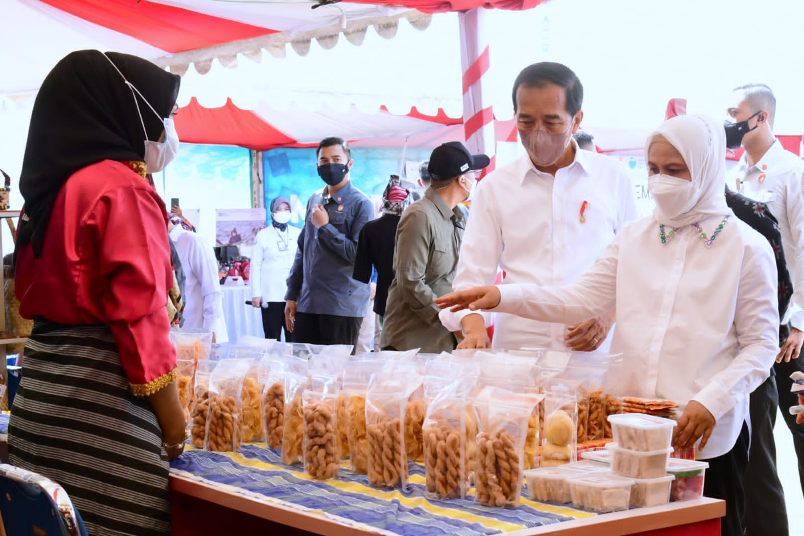 Sambangi Usaha UMKM di Wakatobi, Jokowi Borong Abon Ikan Tuna. (Foto: BPMI Kepresidenan)