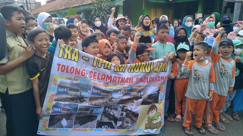 Sekolah Rusak Imbas Tiang Pancang Kereta Cepat, Guru-Siswa di Desa Cilame Aksi Protes (Dok.MNC)