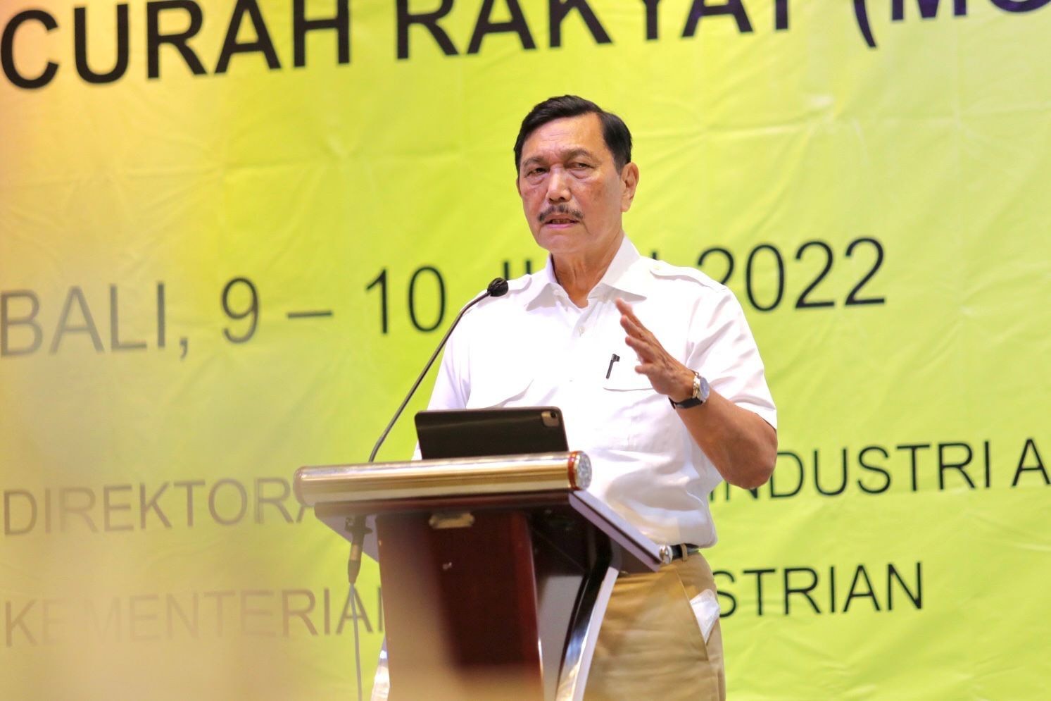 Luhut menyebut hanya Indonesia dan Bangladesh yang mengonsumsi minyak goreng curah.